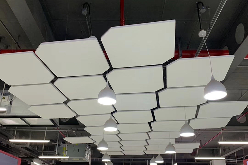 辦公室裝修使用玻纖吸音板以后的效果圖片