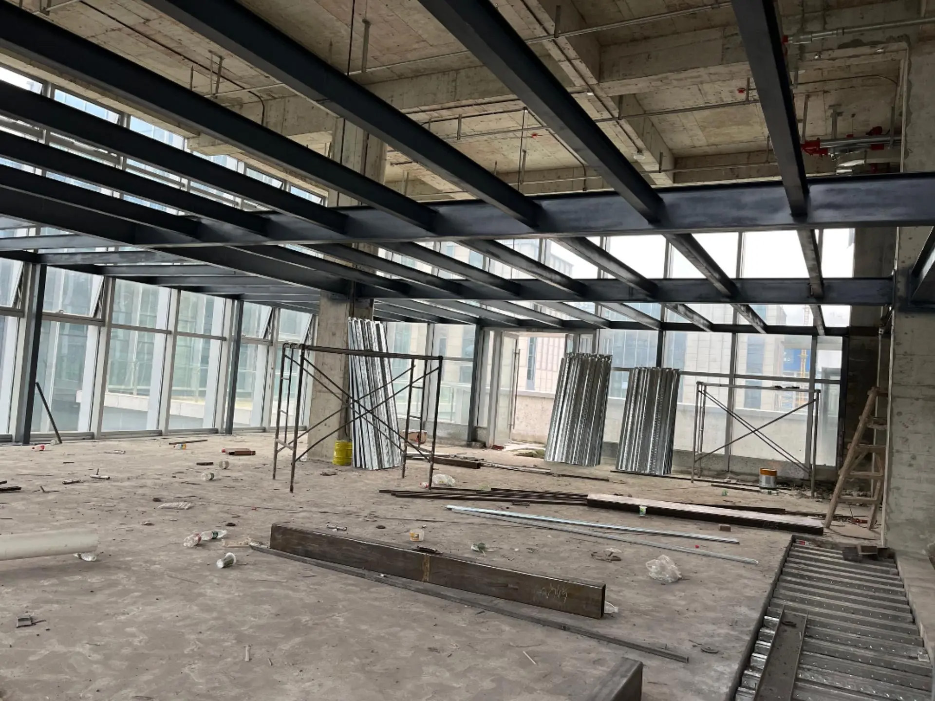 工業(yè)廠房辦公區(qū)裝修現場圖片